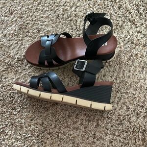MÍA Size 9 1/2 Sandals